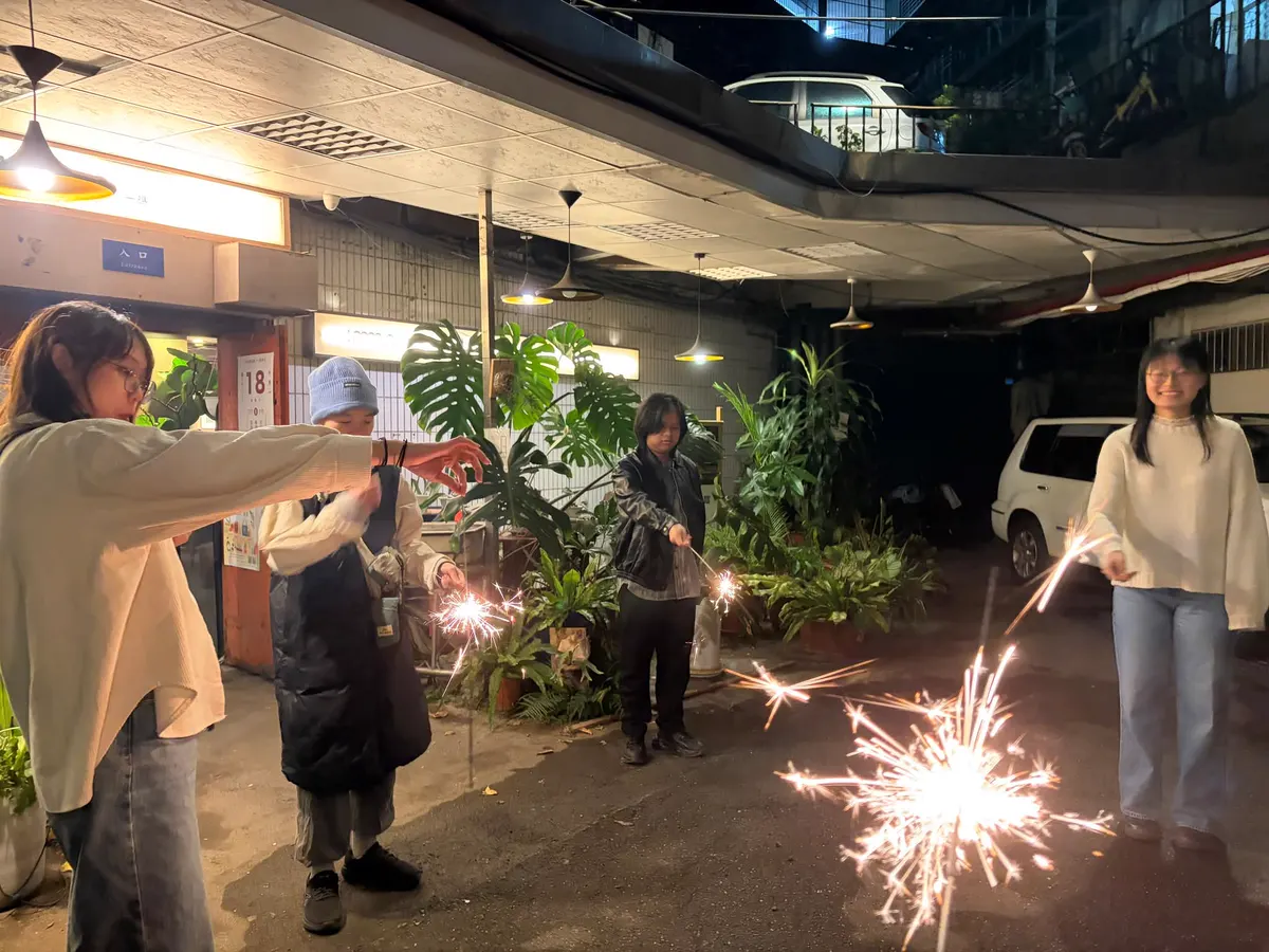夜晚,大家在避風港門口一起玩仙女棒